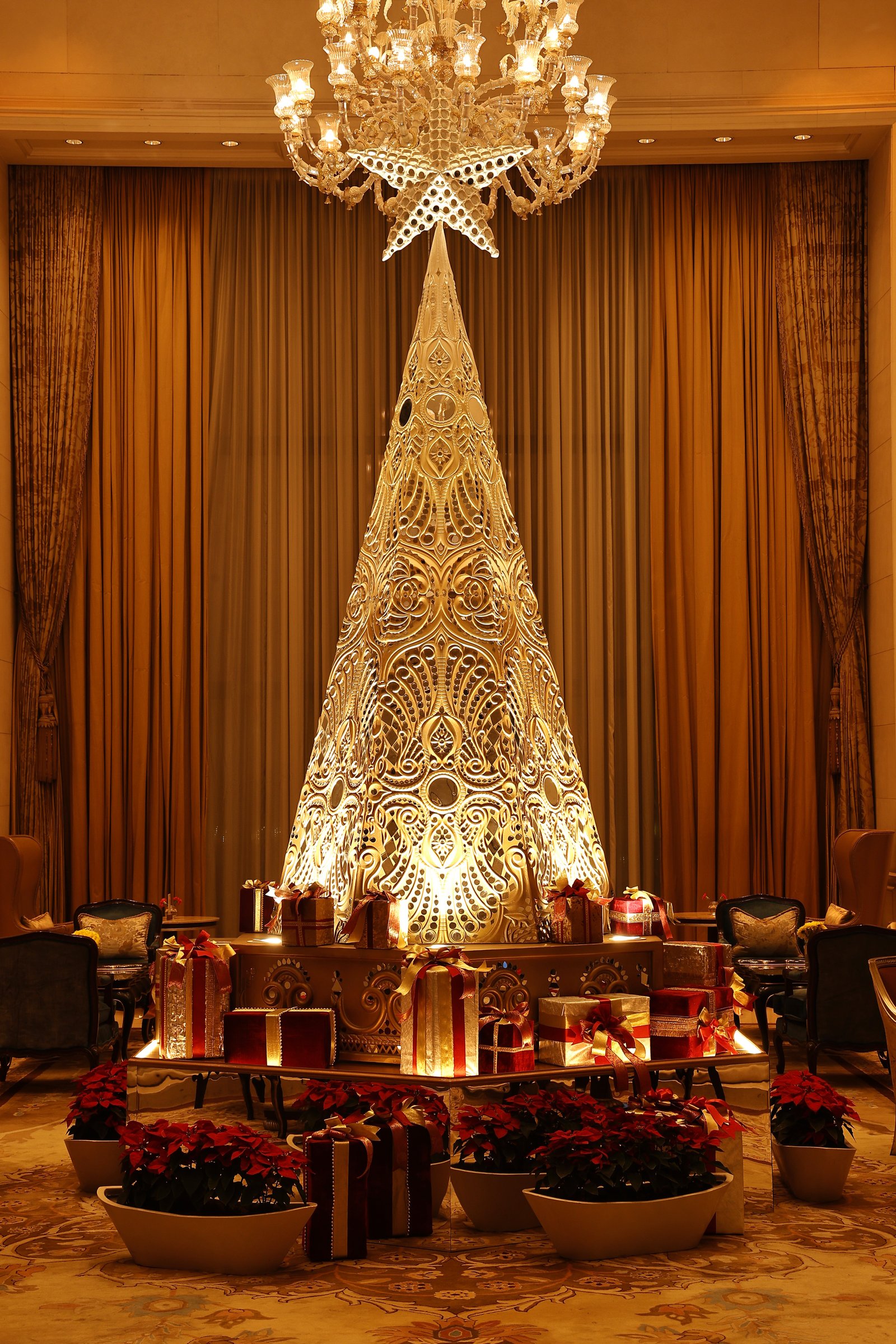 1. Mirrors of Hope Lippan Art Christmas Tree_The Leela Palace New Delhi